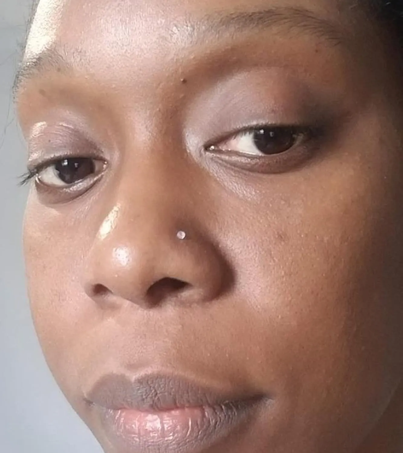 QWALIT Clear Nose Rings Studs L Shape Piercing Retainer Flexible Nose Bone Flesh Skin Color Nostril Piercing Retainer for Work 18g 20g Flat Top